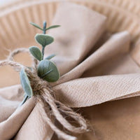 Dökkbeige (Taupe) matarservíettur 25 stk