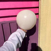 Kremuð Retro White mött blaðra 30 cm