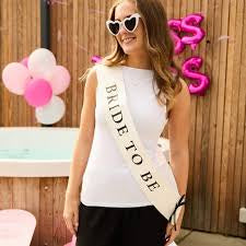 Hvítur “Bride To Be” borði með svartri slaufu