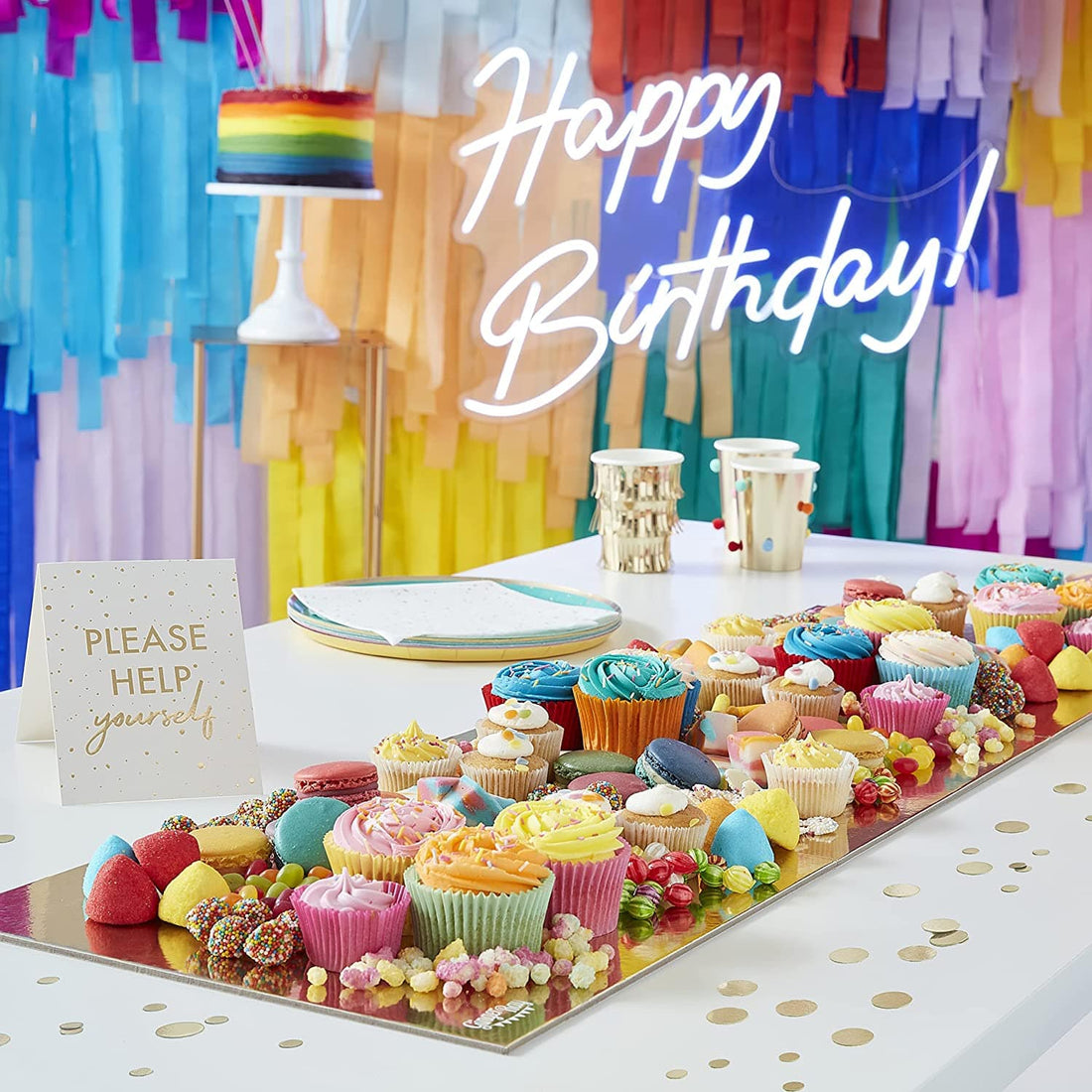 Gylltur bakki með servíettum, confetti og skilti